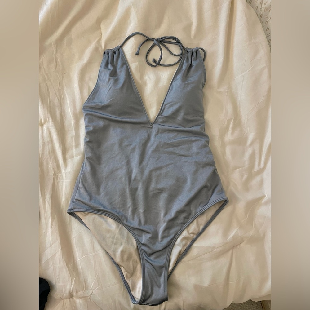 Grey plush’s neckline swimsuit